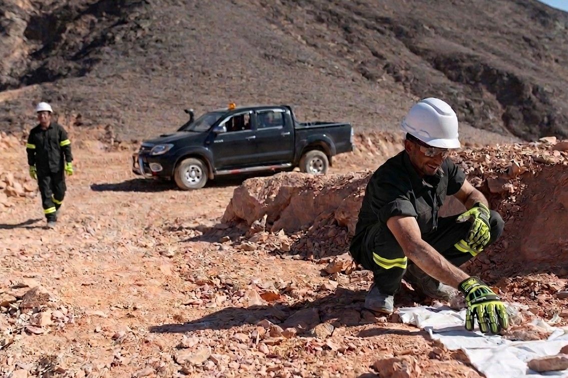 جيولوجي جلوبال يفحص العينات المعدنية